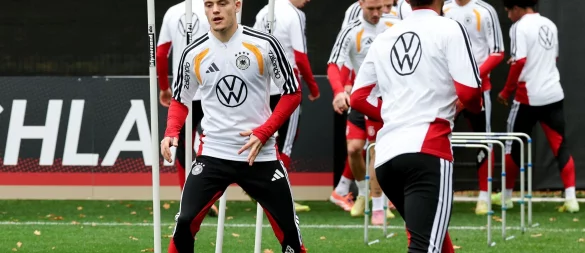 Kevin Schlotterbeck konnte nicht mit Florian Wirtz (vorn) trainieren. - © Christian Charisius/dpa