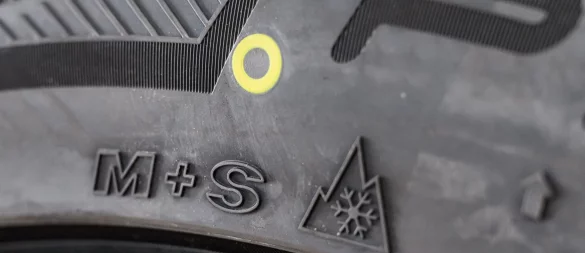Das Alpine-Symbol mit Schneeflocke kennzeichnet offiziell anerkannte Winterreifen: Die M+S-Markierung allein reicht seit Oktober 2024 nicht mehr aus. - © Patrick Pleul/dpa/dpa-tmn