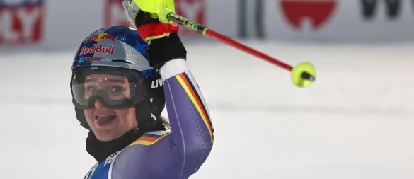 Emma Aicher jubelt nach ihrem Podestplatz beim Weltcup-Slalom von Levi. (Archivfoto) - © Marco Trovati/AP/dpa