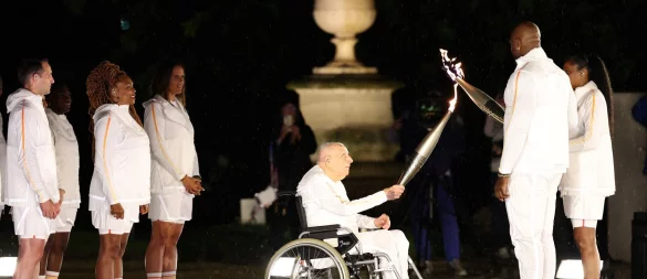 Charles Coste (M), der älteste Olympiasieger der Welt, ist im Alter von 101 Jahren gestorben. - © Jan Woitas/dpa-Pool/dpa