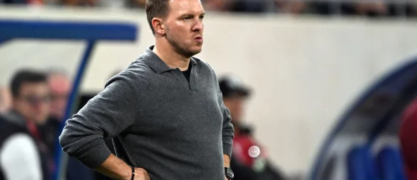 Julian Nagelsmann blickt skeptisch auf das Spielfeld. - © Federico Gambarini/dpa