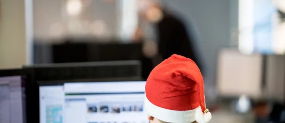 Ob es Weihnachtsgeld gibt oder nicht, kann im Tarif- oder Arbeitsvertrag festgehalten sein. - © Zacharie Scheurer/dpa-tmn