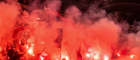 Beim Spiel in Basel brannten die VfB-Fans Feuerwerkskörper ab - ähnlich wie hier bei einem früheren Heimspiel gegen den FC Bayern. (Archiv) - © Christoph Schmidt/dpa