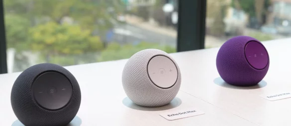 Lautsprecher-Kugeln: Die neuen Echo Dot Max von Amazon erinnern ein wenig an umgefallene Lautsprecher eines anderen Tech-Konzerns. - © Andrej Sokolow/dpa/dpa-tmn