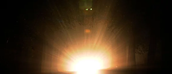 Plötzliche Blendung, etwa durch Fernlicht, überfordert die Anpassungsfähigkeit der Augen und schränkt das Sehen vorübergehend stark ein - © Ingo Wagner/dpa/dpa-tmn