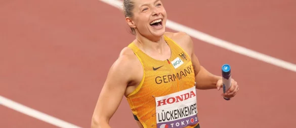 Gina Lückenkemper hat auch privat Grund zum Strahlen: Die Sprinterin und ihr langjähriger Partner haben sich verlobt. - © Oliver Weiken/dpa