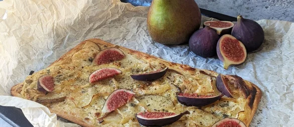 Teig belegen und ab damit in den Ofen! Schon 10 Minuten später steht der fertige Flammkuchen mit Senfcreme, Birnenscheiben und Gorgonzola auf dem Tisch. - © Doreen Hassek/hauptstadtkueche.blogspot.com/dpa-tmn