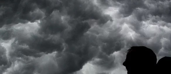 Epileptische Anfälle kommen oft unvermittelt. Was kann man tun, um sie zu verhindern, und wie reagiert man richtig als Beobachter? - © Julian Stratenschulte/dpa/dpa-tmn