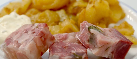 Wer die Konsistenz von Aspik nicht mag, kann sich mit einem Zubereitungs-Trick austricksen. - © Bernd Settnik/dpa/dpa-tmn