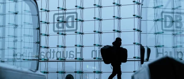 Zwei Tickets für einen Zug: Auch eine durchgängige Verbindung kann man theoretisch in separate Buchungen aufteilen. - © Carsten Koall/dpa
