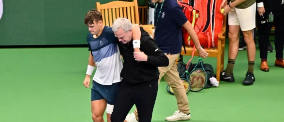 Tennisprofi Holger Rune konnte den Platz nach seiner Verletzung nur mit fremder Hilfe verlassen. - © Anders Wiklund/TT News Agency/AP/dpa