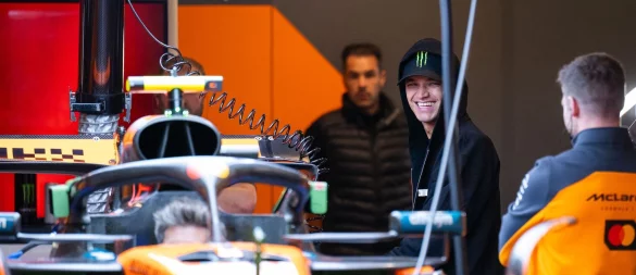 Freundlich, offen und ohne die Gnadenlosigkeit vieler Konkurrenten: Norris (Mitte) ist anders als viele Formel-1-Piloten. - © Maximilian Haupt/dpa