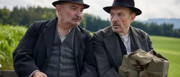 Silvan Heingeiger (Sigi Zimmerschied, l.) nimmt den Schuster Julius Kraus (Josef Hader) mit seiner Kutsche mit zum Leder kaufen in einer Szene des Fernsehzweiteilers «Sturm kommt auf». - © Fabio Eppensteiner/ZDF/dpa