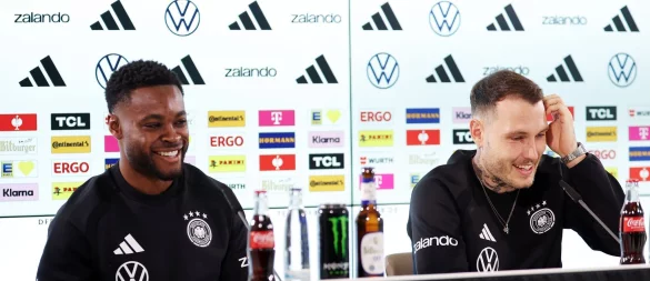 Ridle Baku (l.) und David Raum (r.) sprechen bei der DFB-Pressekonferenz über ihre Rollen. - © Christian Charisius/dpa