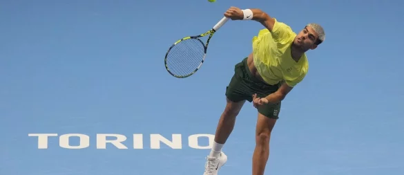 Carlos Alcaraz wird das neue Tennis-Jahr definitiv als Nummer 1 beginnen. - © Antonio Calanni/AP/dpa