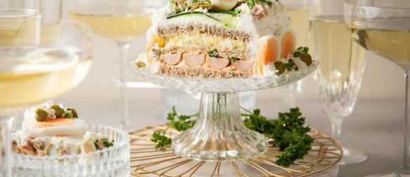 Schicht für Schicht zur Brottorte: Mit Eiersalat, Wiener Würstchen und Obazda-Füllung sorgt die viereckige Torte für Bewunderung. - © Christin Klose/dpa-tmn