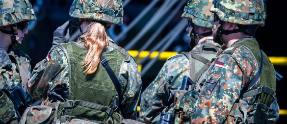 Frauen stehen bei der Bundeswehr alle Bereiche und Laufbahnen offen, nicht nur im zivilen, sondern auch im militärischen Bereich. - © Jens Büttner/dpa