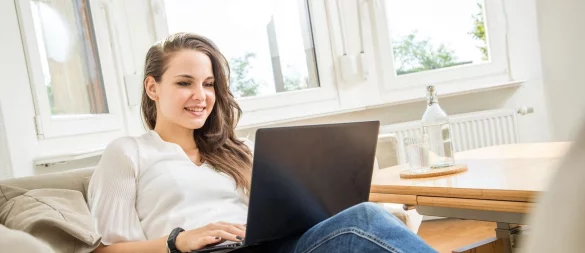 Unsicher bei Versicherungen? Der Online-Check der Verbraucherzentralen schafft Klarheit – direkt vom Sofa aus. - © Christin Klose/dpa-tmn