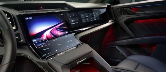 Touch-Display bis hin zum Beifahrer: Die Armatur des künftigen elektrischen Porsche Cayenne verspricht viel Platz für digitale Spielereien. - © Porsche AG/dpa-tmn