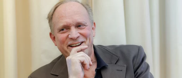 Ulrich Tukur hat nach eigenen Worten noch nie einen Unfall gebaut. (Archivbild) - © Markus Scholz/dpa