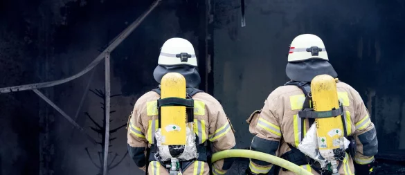 Damit es gar nicht erst zu einem Brand kommt - offenes Feuer nie unbeaufsichtigt lassen und Elektrogeräte nicht laden, während man schläft. - © Zacharie Scheurer/dpa-tmn