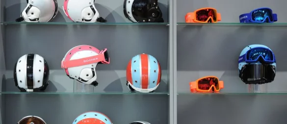 Öfter mal was Neues: Da ein Skihelm durch Feuchtigkeit, Schweiß und UV-Strahlung altert, sollte man ihn nach drei bis fünf Jahren Gebrauch austauschen. - © Andreas Gebert/dpa/dpa-tmn