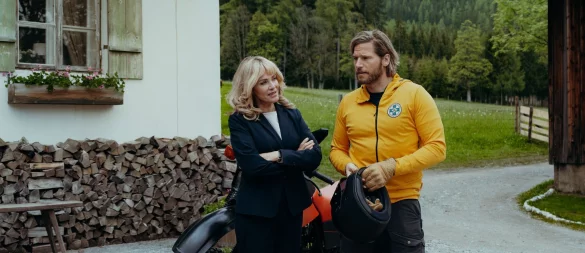 Bergretter Markus Kofler (Sebastian Ströbel) überlegt seinen Hof zu verkaufen. Bürgermeisterin Elisa Röder (Sonja Kirchberger) macht ihm ein Angebot. (Handout) - © Sabine Finger Fotografie/ZDF /dpa