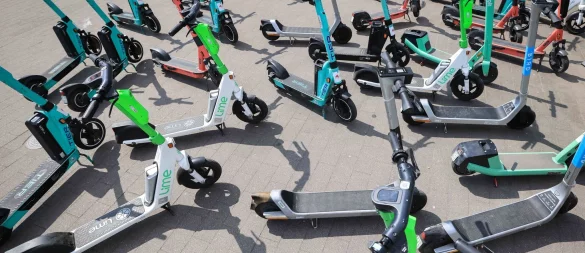 E-Scooter spalten die Gemüter: Die einen nervt es, dass sie auf dem Gehweg rumstehen – die anderen finden sie ungemein praktisch, um schnell voranzukommen. - © Christian Charisius/dpa/dpa-tmn