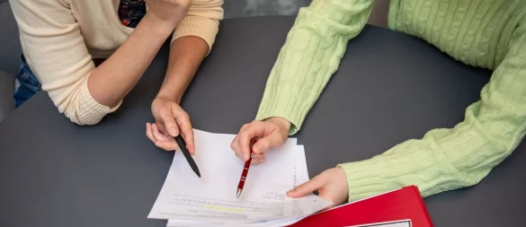 Überblick über die eigenen Finanzen verloren? Eine professionelle Schuldnerberatung kann dabei helfen, wieder auf die Füße zu kommen. - © Nico Tapia/dpa-tmn