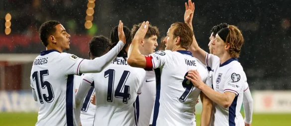 Harry Kane (2.v.r.) erzielte zwei Tore für England - © Mindaugas Kulbis/AP/dpa