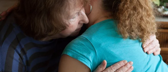 Einsamkeit durch Schmerzen: Damit es dazu nicht kommt, können Angehörige Pflegebedürftige unterstützen. - © Silvia Marks/dpa-tmn