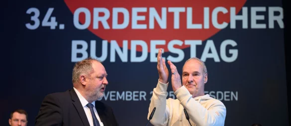 Der frühere Weltklasse-Handballer Wolfgang Böhme ist auf dem DHB-Bundestag mit dem Eintrag ins Goldene Buch geehrt worden. - © Robert Michael/dpa