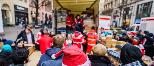 Bei vielen karitative Organisationen kann man Sachspenden abgeben, aber auch beim Sammeln und Verteilen helfen. - © Andreas Arnold/dpa/dpa-tmn