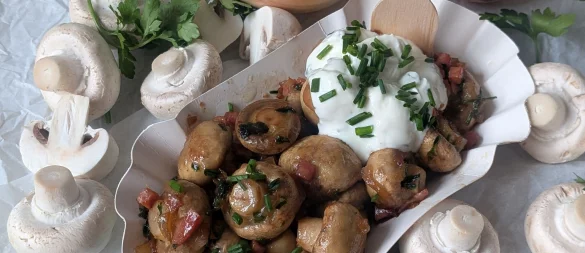Ob mit oder ohne Speckwürfelchen: Beim Anblick des Schälchens mit den Champignons fühlt man sich wie auf dem Weihnachtsmarkt. - © Doreen Hassek/dpa-tmn