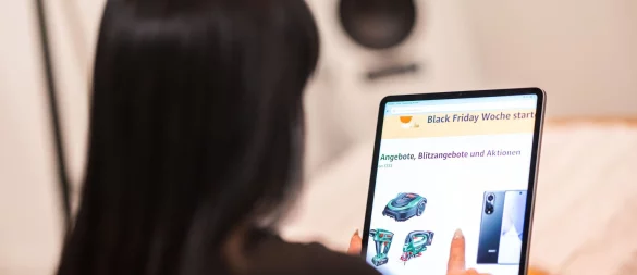 Skepsis bei Rabattaktionen: Bei Aktionszeiträumen wie dem Black Friday sollte man einen klaren Kopf bewahren und zunächst Angebot und Preise überprüfen. - © Mohssen Assanimoghaddam/dpa/dpa-tmn