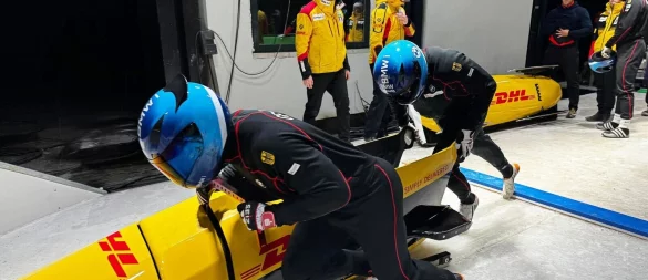 Francesco Friedrich (vorne) und Anschieber Alexander Schüller starten ihren Zweierbob auf der neu erbauten Olympia-Strecke im Eugenio Monti Sliding Centre. Am Wochenende ist der erste Weltcup. (Handout) - © Jasmin Isken/BSD/dpa