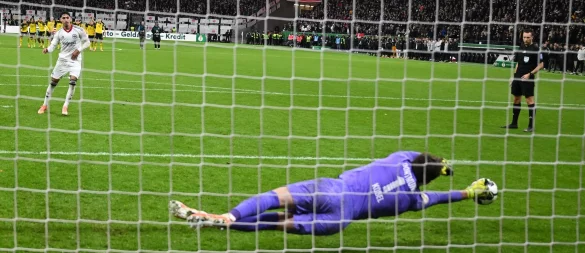 Wird zum Helden: Gregor Kobel im BVB-Tor - © Arne Dedert/dpa