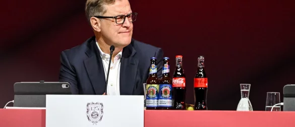 Äußert sich nach Kritik am Sponsor: Vorstandschef Jan-Christian Dreesen. - © Harry Langer/dpa