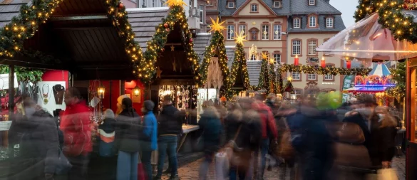 Vorsicht: Diebe nutzen gern den Trubel und die Enge auf Weihnachtsmärkten, um Beute zu machen. - © Harald Tittel/dpa/dpa-tmn