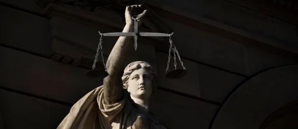 Stimmt der leibliche Vater einer Änderung des Nachnamens seines Kindes nicht zu, kann das Familiengericht seine Einwilligung ersetzen - wenn dies dem Kindeswohl dient. - © Stefan Puchner/dpa/dpa-tmn
