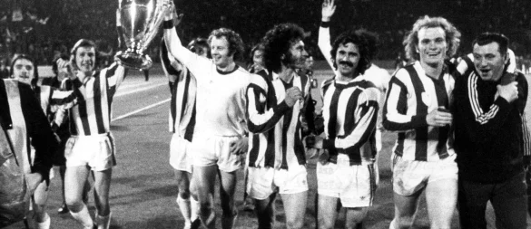 Die Bayern mit Paul Breitner (Mitte), Gerd Müller (3.v.r.) und Uli Hoeneß (2.v.r.) jubeln nach dem Gewinn des Europapokals der Landesmeister. (Archivfoto) - © picture-alliance / dpa