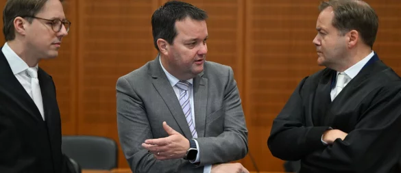 Im Prozess gegen den ehemaligen DFB-Schatzmeister Stephan Osnabrügge (M) steht für den Verband einiges auf dem Spiel. - © Arne Dedert/dpa