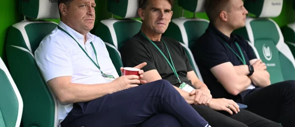 In Wolfsburg im Gespräch: Bayern-Sportchef Christoph Freund (M.) (Archivbild) - © Swen Pförtner/dpa