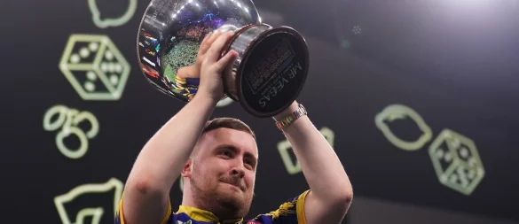 Trophäe und Primus: Luke Littler ist vor der WM voll auf Kurs. - © Martin Rickett/PA Wire/dpa