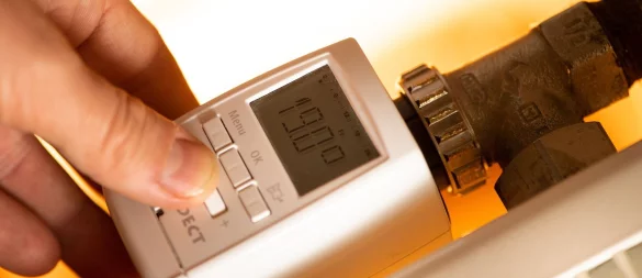 In der Nacht zum 26. Oktober werden die Uhren zurückgestellt: Smarte Thermostate passen sich automatisch an die Zeitumstellung an. - © Franziska Gabbert/dpa-tmn