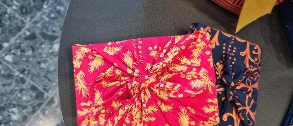 Japanische Tradition trifft Nachhaltigkeit: Furoshiki macht Geschenkverpackungen wiederverwendbar - gesehen auf der Frankfurter Messe Ambiente 2025. - © Isabelle Modler/-/dpa-tmn