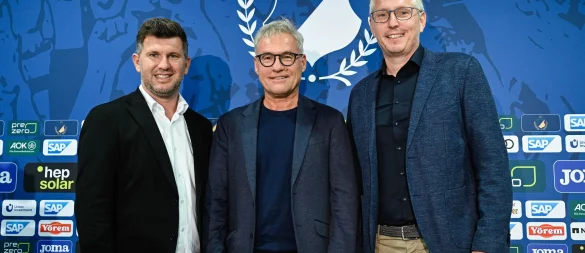 Die Geschäftsführer Markus Schütz (m) und Frank Briel (r) sind nicht mehr für die TSG 1899 Hoffenheim tätig. Ob Andreas Schicker bleibt, ist offen. (Archivbild) - © Uwe Anspach/dpa