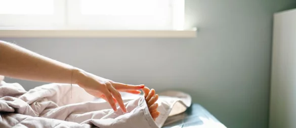 Einmal gut strecken! Im Normalfall erledigt sich das Problem eingeschlafener Hände oder Füße dadurch. - © Vyacheslav Chistyakov/Westend61/dpa-tmn