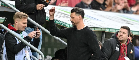 Augsburgs neuer Coach Sandro Wagner fiel kürzlich mit einer Bla-Bla-Geste Richtung Zuschauer auf. - © Harry Langer/dpa