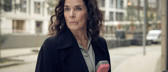 Anna Conti (Désirée Nosbusch) versucht an der Telefonzelle zu rekonstruieren, was der anonymen Anruferin widerfahren ist. - © Peter Drittenpreis/ZDF/Arte/dpa